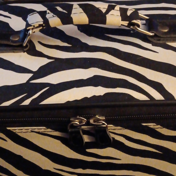 ❤️ FINAL REDUCTION LARGE ZEBRA COSMETIC CASE - Picture 2 of 8